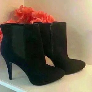 Nine West Black Suede Booties 4.5” Heel With Wide Black Elastic Design Size9
